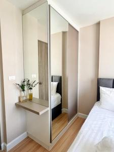 Cozyroom City Center Huai Khwang Suthisan MRT