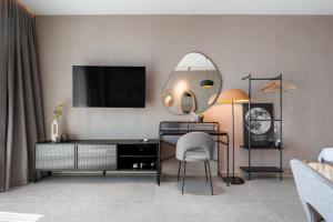 Seaview Apartment in Complex Iron Code