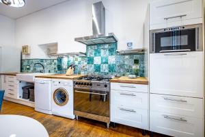 YD Bright 2-Bedroom Retreat with Elevator