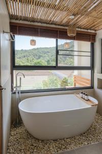 New Luxury 4BR Villa with Seaview