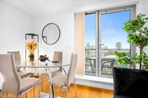 Stylish Apartment - City Centre - Secure Parking - Fast Wifi - Balcony 279O