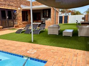 Hideaway-Poolside Comfort cottage 3km to the Beach