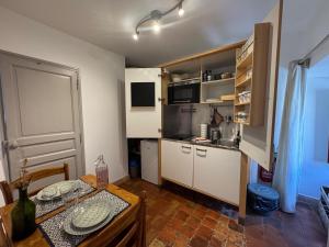 Studio Ouest - Chambre avec vue vignoble - Domaine viticole Château Barbebelle Rognes - Proche dAix-en-Provence
