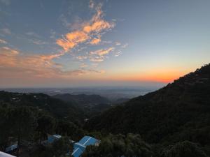 Vansathli I Near Mall Road Kasauli I Open Garden & Rooftop I by Humble stay villa