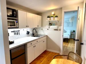 NookSide Nest 1 bedroom Upstairs suite King, Kitchenette, Parking