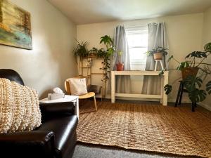 NookSide Nest 1 bedroom Upstairs suite King, Kitchenette, Parking