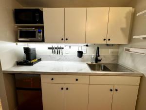 NookSide Nest 1 bedroom Upstairs suite King, Kitchenette, Parking