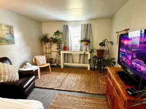 NookSide Nest 1 bedroom Upstairs suite King, Kitchenette, Parking