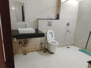 Tipsyy Inn Suites 020