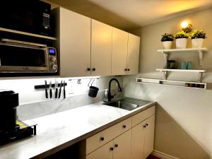 NookSide Nest 1 bedroom Upstairs suite King, Kitchenette, Parking