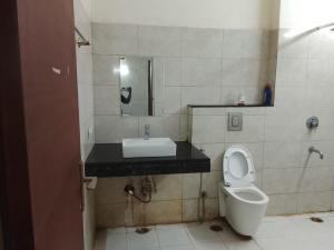 Tipsyy Inn Suites 020