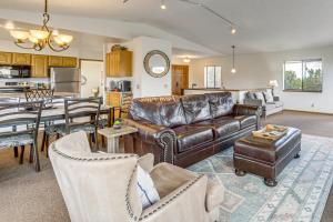 2 Mi to Uptown Sedona Home with Hot Tub and Fire Pit!