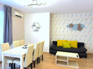 Prime Stay - Deluxe 2 Bedroom Family Apartment with Balcony & Parking Included