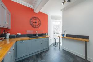 Flat 2 - Georgian apartment on The Square