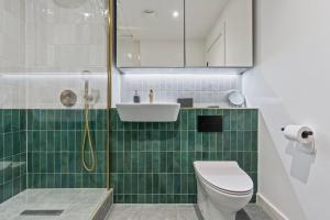 Lockside Haven - Stylish Canal-Side Retreat