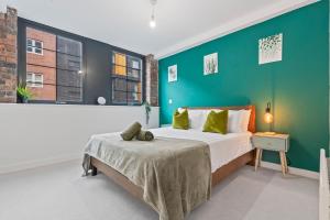 Lockside Haven - Stylish Canal-Side Retreat