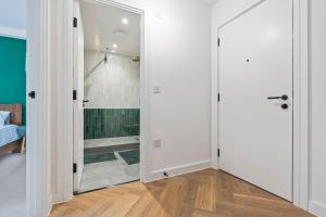 Lockside Haven - Stylish Canal-Side Retreat