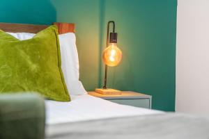 Lockside Haven - Stylish Canal-Side Retreat