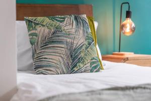 Lockside Haven - Stylish Canal-Side Retreat