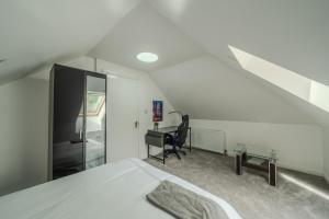 Modern 4-Bed Retreat in Prestwich, Perfect for Weekend Getaways