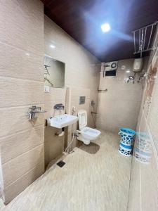 Hotel Bansuri I opposite shreenathji temple 80mtr away 966o9o1oo6