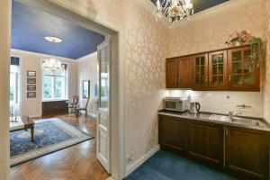 Deluxe Apt in Old Town, Charles Bridge 3 min, Private garden, Breakfast