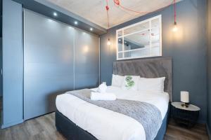 The Wex 808 - Top Floor Apt with Mountain Views