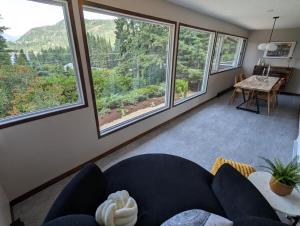 Newly Renovated Shuswap Lake Cabin Multi-Family Retreat Sleeps 12