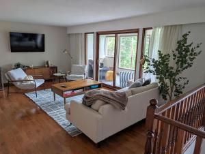 Newly Renovated Shuswap Lake Cabin Multi-Family Retreat Sleeps 12