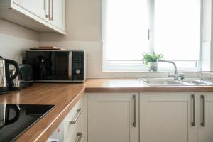 Seafront Charm 1-Bed Flat, FREE Parking & Views