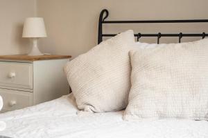 Seafront Charm 1-Bed Flat, FREE Parking & Views