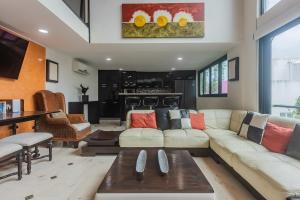 Lotus - 3 BDR Penthouse in the middle of town!