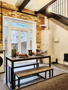 Stylish 2-Bed Home Near A11