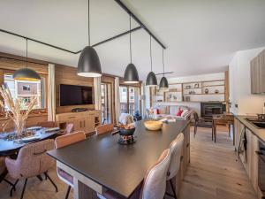 Appartement chic alpin de 100m² avec balcon et garage, proche centre Megève - FR-1-569-100