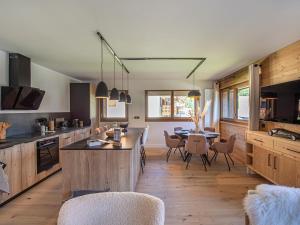 Appartement chic alpin de 100m² avec balcon et garage, proche centre Megève - FR-1-569-100