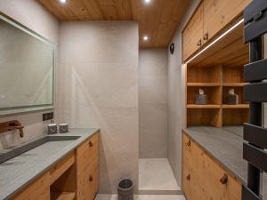 Appartement chic alpin de 100m² avec balcon et garage, proche centre Megève - FR-1-569-100