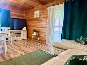 Drewniany zakątek - domek z sauną i balią