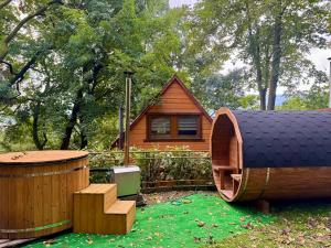 Drewniany zakątek - domek z sauną i balią