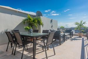 Lotus - 3 BDR Penthouse in the middle of town!