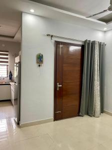 Private Room in Peaceful Shared Flat Attached Washroom