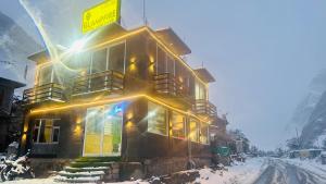 Glampfire Hotel and Cafe