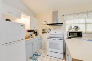 < 1 Mi to Nokomis Beach: Tranquil Couple’s Retreat