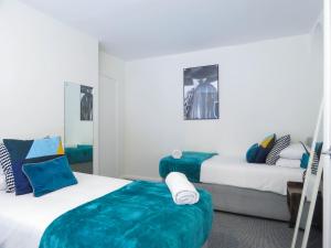 Tudors eSuites - 4 Bedroom House with Garden & 9 Beds #29B