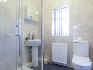 Tudors eSuites - 4 Bedroom House with Garden & 9 Beds #29B