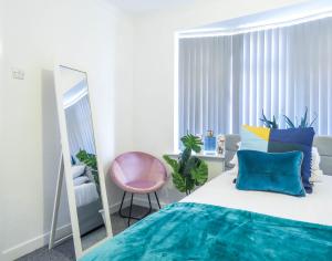 Tudors eSuites - 4 Bedroom House with Garden & 9 Beds #29B