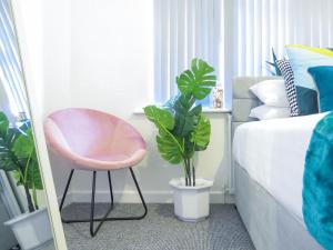 Tudors eSuites - 4 Bedroom House with Garden & 9 Beds #29B