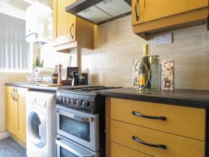 Tudors eSuites - 4 Bedroom House with Garden & 9 Beds #29B