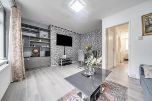 Comfortable and Modern 2-Bedroom Greenwich Apartment