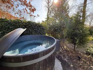 Boshuis Bubbels Wellness Chalet with Private HOTTUB and SAUNA - Super Holiday House with Huge Garden and Private Parking Space - Veluwe Holiday Voorthuizen