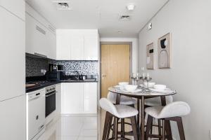 Elegant 1BR Flat in Business Bay with Pool & Gym